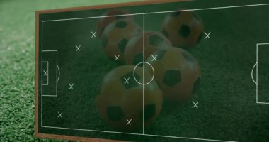 Yeşil sahada futbol topları üzerinde futbol stratejisi animasyonu. Spor, takım çalışması, oyun planı, taktikler, taktik kitabı, yarışma