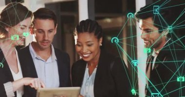 İş ekibi dijital ağ bağlantıları ve veri işleme animasyonu üzerinde tartışıyor. Takım çalışması, işbirliği, beyin fırtınası, yenilik, teknoloji, iletişim