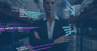 Depoda çalışan ve arka planda çalışan bir iş kadını hakkında bilgisayar kodu animasyonu. Teknoloji, kodlama, lojistik, tedarik zinciri, takım çalışması, yenilik