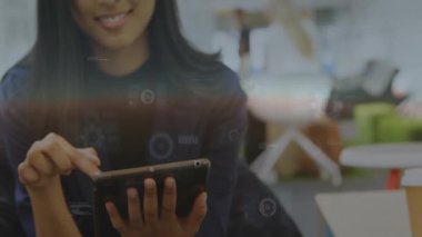 Tablet kullanarak, kadın gelecekteki dijital arayüz animasyonlarıyla etkileşime geçiyor. Teknoloji, yenilik, dokunmatik ekran, etkileşim, hologram, teknoloji