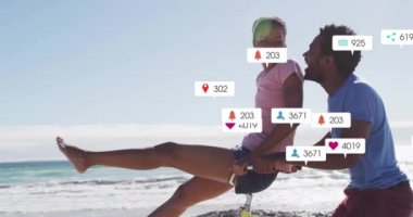 Sahilde bisiklete binmek, çift üzerinde sosyal medya bilgilendirmeleri. Bisiklet, açık hava, tatil, spor, sağlıklı yaşam tarzı, boş zaman