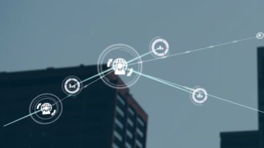 Şehir binası üzerinde bağlantılar ve veri işleme animasyonu ağı. Teknoloji, dijital, bağlantı, şehir, yenilik, akıllı şehir