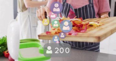 Mutfak sahnesinde sebze doğrama, sosyal medya etkileşimi. Aşçılık, teknoloji, ekran, aşçılık, malzemeler, yemek hazırlama