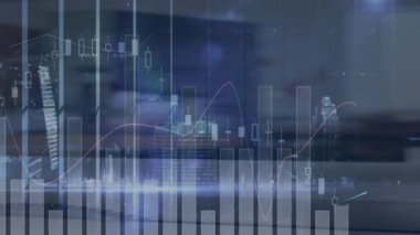 Finansal veri tabloları ve grafik animasyonları şehrin arka planında. Finans, veri analizi, büyüme, iş dünyası, ekonomi, yatırım