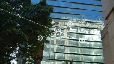 Modern cam bina üzerinde ağ bağlantıları ve veri işleme animasyonu. Teknoloji, dijital, siber güvenlik, iletişim, mimari, yenilik