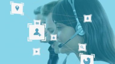 Kulaklık, sosyal medya simgeleri ve ağ bağlantıları olan müşteri hizmetleri temsilcileri. Müşteri desteği, çağrı merkezi, iletişim, teknoloji, ekip çalışması, müşteri hizmetleri.