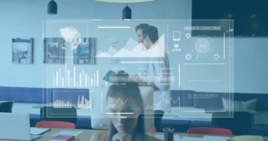 Ofiste tartışıyorlar, iş arkadaşları iş verilerini animasyonlu görüntülerle analiz ediyorlar. takım çalışması, veri analizi, işbirliği, teknoloji