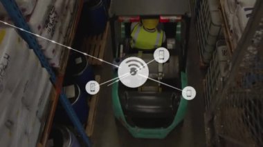 Forklift, bağlı aygıt animasyon ağıyla depoda çalışıyor. Lojistik, teknoloji, otomasyon, sanayi, ulaşım, IOT
