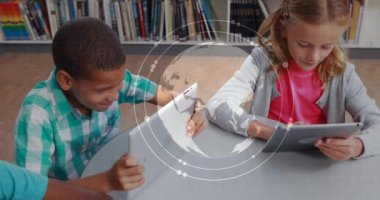 Üzerlerinde tabletler, kitaplar, dünya haritası ve veri animasyonu olan çocuklar. Eğitim, öğrenme, teknoloji, öğrenciler, okul, dijital