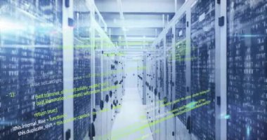 Veri merkezindeki sunucular üzerinde bilgisayar kodu animasyonu. Teknoloji, kodlama, siber güvenlik, ağ, fütürist, bilişim