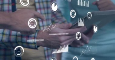 Tablet üzerindeki verileri analiz etmek, grafikleri ve animasyonları olan iş adamları. teknoloji, analiz, takım çalışması, profesyonel, toplantı, strateji