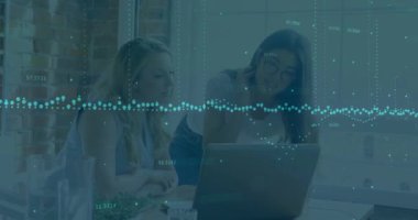 Ofiste dizüstü bilgisayarda çalışan iki kadının veri canlandırma animasyonu. İş, teknoloji, takım çalışması, işbirliği, şirket, sunum