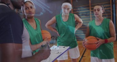 Basketbolcular spor salonundan veri analizi animasyonuyla koçu dinliyorlar. Spor, takım çalışması, eğitim, odaklanma, strateji, sporcular