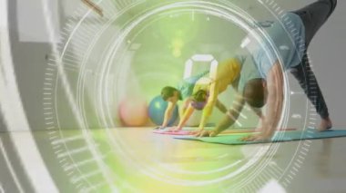 Paspaslar üzerinde yoga yapan insanlar üzerinde form veri animasyonu yapıyorlar. egzersiz, sağlık, dijital, teknoloji, sağlıklı, esneme kavramı