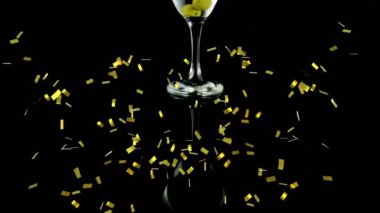 Siyah arkaplan animasyonunda zeytinli martini bardağı. Kokteyl, içki, alkol, bar, içecek, gece konsepti