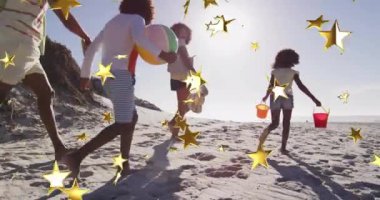 Kumsalda yürümek, aile yıldız animasyonuyla yaz tatilinin tadını çıkarmak. Eğlence, rahatlama, deniz kenarı, tatil, boş zaman, seyahat