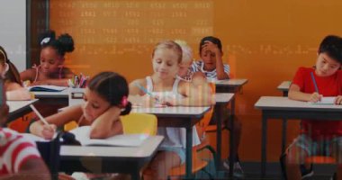 Sınıfta çalışan çocuklar üzerlerinde veri işleme animasyonuyla. Eğitim, öğrenme, teknoloji, çocukluk, öğrenciler, dijital konsept