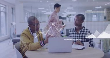 Çeşitli meslektaşların modern ofiste çalışmaları tartışması üzerine iş veri analizi. Takım çalışması, işbirliği, çeşitlilik, teknoloji, beyin fırtınası, toplantı