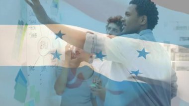 Beyaz tahtada işbirliği yapan ekip, ofiste Arjantin bayrağı animasyonunu tartışıyor. Takım çalışması, beyin fırtınası, işbirliği, yaratıcılık, tartışma, proje