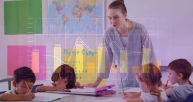 Okul ödevlerinde çocuklara yardım eden öğretmen, sınıf sahnesinde veri analizi animasyonu. Eğitim, öğretim, yardım, öğrenme, öğrenciler, teknoloji kavramı
