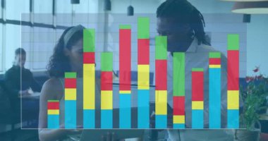 İş veri analizi, iş arkadaşlarının modern ofiste iş görüşmesi üzerine. tartışma, takım çalışması, işbirliği, sunum, strateji, teknoloji kavramı