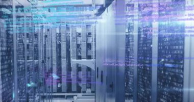 Veri merkezindeki sunucu raflarının üzerinde bilgisayar kodu animasyonu. Teknoloji, ağ oluşturma, siber güvenlik, dijital, altyapı, bulut konsepti