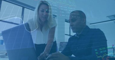 Finansal veriler ve borsa imajı dizüstü bilgisayarla çalışan iş adamları üzerinde. Finans, analiz, yatırım, ticaret, ekonomi, teknoloji