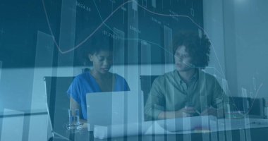 Finansal veriler, iki kişinin iş görüşmesindeki görüntülerini gösteriyor. Maliye, veri analizi, tartışma, strateji, mali planlama, takım çalışması