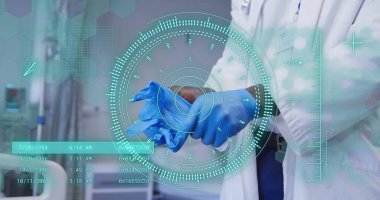 Hastanedeki Afrikalı Amerikalı kadın doktor üzerinde yapılan tarama ve veri işleme görüntüleri. Küresel tıp, sağlık, bilgisayar ve dijital arayüz kavramı dijital olarak oluşturuldu.