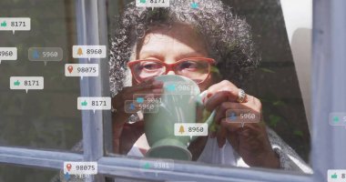 Kupadan içmek, sosyal medyadan hoşlanan ve takipçi imajı olan biri. dijital, çevrimiçi, etki, bağlılık, yaşam tarzı, ağ