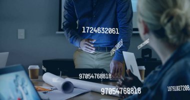 Ofisteki çeşitli iş adamlarının üzerinde işlem yapan rakamların resmi. Küresel finans, iş, bağlantılar, hesaplama ve veri işleme kavramı dijital olarak oluşturuldu.