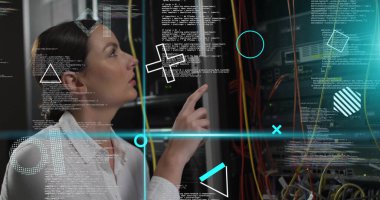 Veriler ve ağ bağlantıları analiz ediliyor, sunucu odasında resim örtüleri olan bir kadın. Teknoloji, veri analizi, ağ oluşturma, siber güvenlik, yenilik, dijital