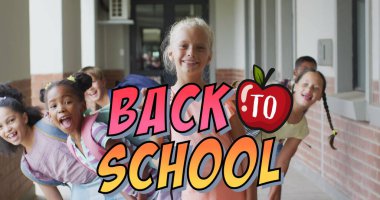 Okuldaki çeşitli mutlu öğrencilerin mesajlarına geri dönüş görüntüsü. Eğitim, öğrenim ve okul konsepti dijital olarak oluşturulmuş imaj.