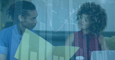 Mali veriler, ofiste belgeleri tartışan iki kişinin resmini gösteriyor. İş, finans, toplantı, tartışma, takım çalışması, işbirliği