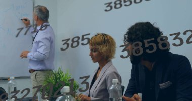 Ofisteki çeşitli iş adamlarının üzerinde işlem yapan rakamların resmi. Küresel finans, iş, bağlantılar, hesaplama ve veri işleme kavramı dijital olarak oluşturuldu.