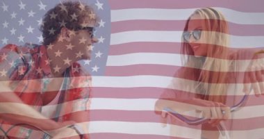 Gülümseyen çift bisiklete binerken Amerikan bayrağı animasyonu. Vatanseverlik, bağımsızlık, özgürlük, yaşam tarzı, bisiklet, mutluluk