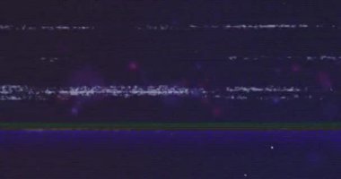 Karanlık arka planda yatay çizgileri olan çarpık bir çizgi. Soyut, dijital, çarpıtma, fütürist, siber punk, teknoloji