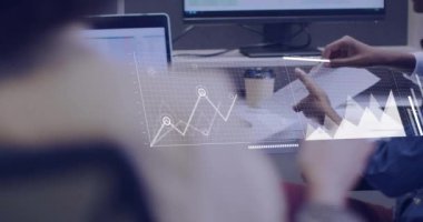 Ofiste çalışanların iş veri tabloları ve grafikleri. Takım çalışması, işbirliği, şirket, toplantı, beyin fırtınası, teknoloji