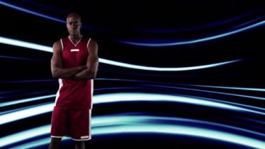 Kolları çapraz duran basketbolcu mavi ışık yollarının üzerinde animasyon yapıyor. atlet, spor, güven, dinamik, ışıklandırma, güç