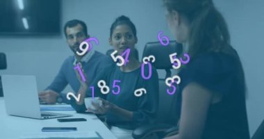 İş arkadaşlarıyla iş görüşmeleri, olay yerinde yüzen animasyon numaraları. İşbirliği, takım çalışması, beyin fırtınası, analitik, veri, şirket