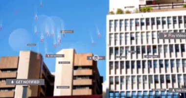 Şehir binaları ve mavi gökyüzü üzerinde sosyal medya bilgilendirmeleri. Teknoloji, iletişim, dijital, bağlantı, kentsel, ağ