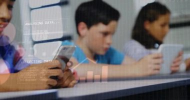 Akıllı telefonları, ikili kodlu öğrencileri ve onların üzerinde veri işleme animasyonlarını tutarak. Teknoloji, yenilik, kodlama, dijital, eğitim, bağlantı