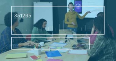 Çeşitli takımlarla iş toplantısı sunumu, veri analizi animasyonu. Takım çalışması, işbirliği, konferans, şirket, ofis, beyin fırtınası.