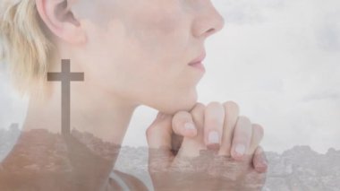 Animasyon manzaralı haç tutan dua eden bir kadın. İnanç, maneviyat, dua, ibadet, din, inanç