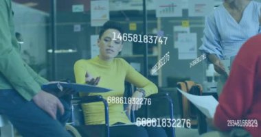 Ofisteki çeşitli takımlar üzerinde sayısal veri işleme animasyonuyla iş toplantısı. Şirket, takım çalışması, işbirliği, veri analizi, sunum, üretkenlik kavramı