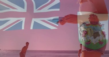 Plaj voleybolu oynarken, insanlar Bermuda bayrağı animasyonunda güneşli bir günün tadını çıkarıyorlar. Spor, açık hava, eğlence, takım, oyun, eğlence