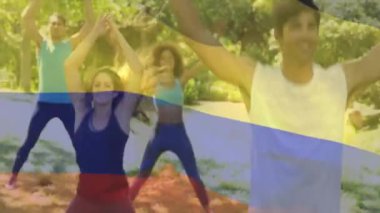 Açık havada egzersiz yaparken, üzerinde Kolombiya bayrağı olan insanlar. Spor, grup, egzersiz, vatanseverlik, ulusal