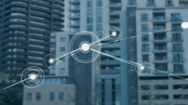 Şehir binalarının arka planında bağlantılar ve veri işleme animasyonu ağı. Teknoloji, şehir manzarası, dijital, gelecekçi