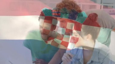 Ofiste işbirliği yapan, arka planda Hırvat bayrağı animasyonu olan çeşitli kişiler. Takım çalışması, işbirliği, çeşitlilik, iş arkadaşları, iş yeri, işyeri