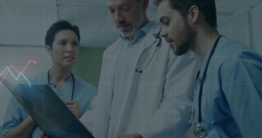 Tıp uzmanları hasta verilerini grafik ve ızgara animasyonları üzerinden tartışıyor. Sağlık, doktorlar, takım çalışması, işbirliği, veri analizi, teknoloji